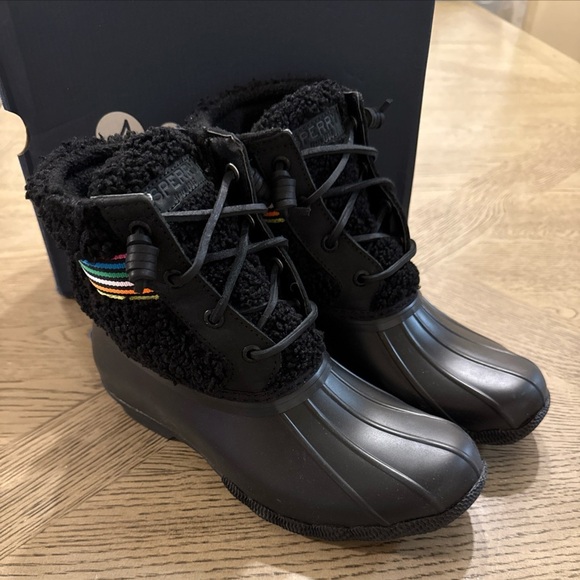SPERRY WOMEN'S SALTWATER SHERPA RAIN BOOT SIZE 6 RAINBOW/BLACK - Picture 1 of 8